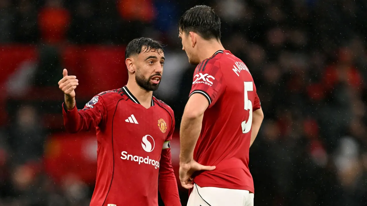 مشجعو مانشستر يونايتد “يريدون دماء جديدة”، لكن برونو فرنانديز يُشدد على أهمية تمديد عقد هاري ماغواير